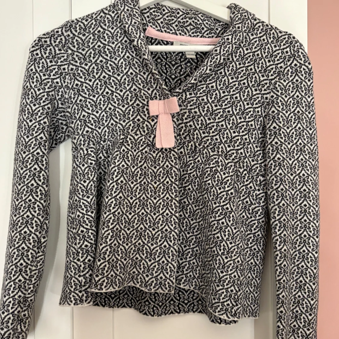 Mönstrad långärmad tröja med rosett