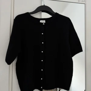 Stickad tröja - Fin stickad kortärmad tröja, helt ny