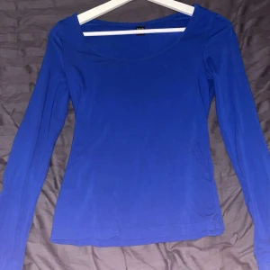 Blå långärmad topp från SHEIN - Säljer en stilren blå långärmad topp från SHEIN i storlek XS. Perfekt för en enkel och bekväm look. Passar bra på xs/s 