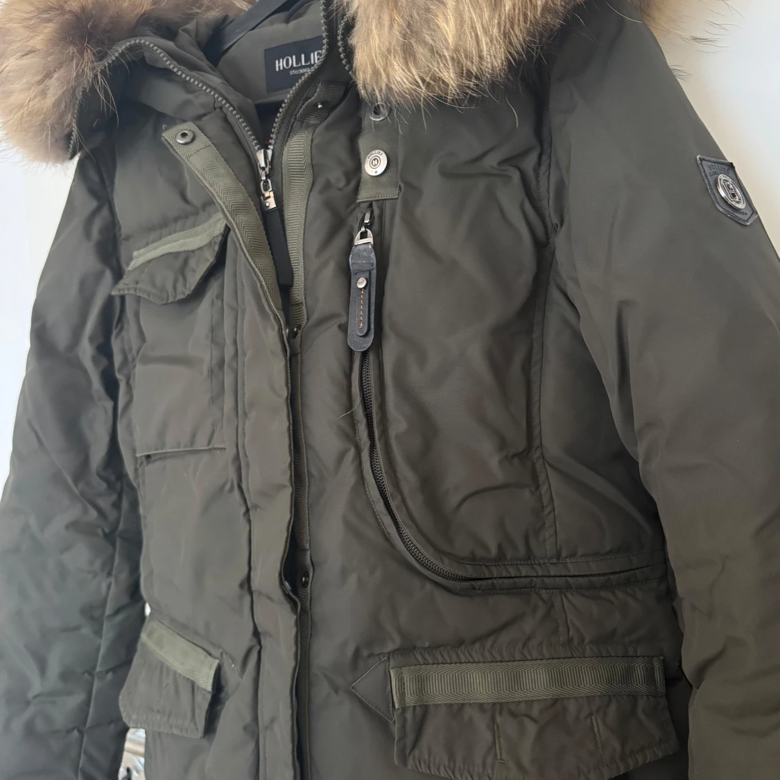 Olivgrön parkajacka med pälsdetaljer från Hollies - 2