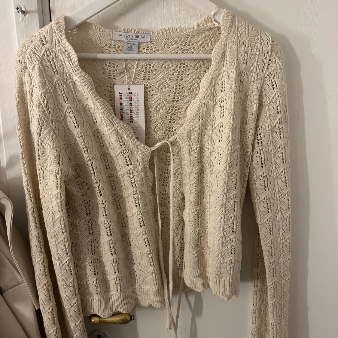 Beige stickad kofta från Amisu - 2