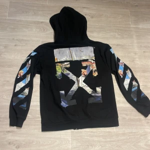 Off-White SS/19 - Säljer dena skitfeta Off-white hoodie. Riktigt tjockt material, det design och passform. Köpte den här på Plick och säljer den ganska billigt eftersom ringen på dragkedjan lossnat. Annars perfekt skick 👌👌 Hör bara av er. Passar som en liten Large typ? Mellan Large och Medium typ 👌