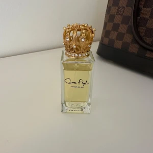 Queen Feyli L'amour de Soi Parfym - Exklusiv parfym från Leojuliane, Queen Feyli L'amour de Soi, med en lyxig flaska prydd av en guldfärgad krona. Toppnoter: Plommon, svenska äpplen och clementin. Hjärtnoter: Körsbär & kokos. Basnoter: Vanilj & trä. Parfymen får en djup touch samtidigt som den är väldigt fräsch. Med hög procenthalt av parfymolja så att doften ska vara längre. Sprayats några gånger. Nypris: 500 kr. 