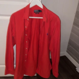 Röd skjorta från Polo Ralph Lauren - Snygg röd skjorta från Polo Ralph Lauren i slim fit. 