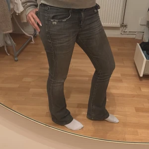 Grå jeans med bootcut - Snygga grå jeans med bootcut-stil och klassisk femficksdesign. De har en bekväm passform och är perfekta för en avslappnad look. Jeansen har en diskret tvättad effekt som ger dem en cool touch.
