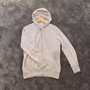 Grå hoodie från Soft Goat - Säljer en stilren grå hoodie från Soft Goat i storlek L. Tröjan har en dragkedja framtill och en praktisk huva med snörning.  Topp skick🌟🤝 Snabb affär = bättre pris