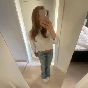 Vit stickad - Sötaste vita stickade tröjan med så fina detaljer. Lyfter verkligen ens outfit💕