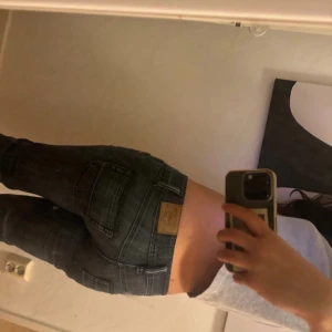 Mörkblå jeans - Snygga mörkblå jeans med en tight passform. De har en klassisk design med fem fickor och en knappgylf. Perfekta för en stilren look.