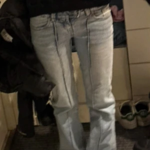 Ljusblå bootcut jeans - Säljer ett par ljusblå bootcut jeans med låg midja. Skriv för fler frågor ❤️