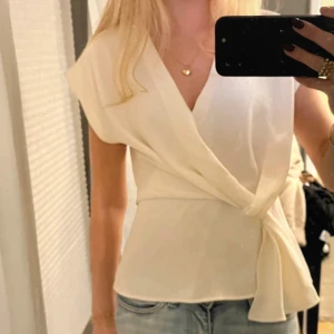 Topp  - Säljer denna topp med knyt, helt oanvänd!!