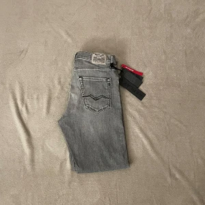 Grå jeans från Replay - Snygga grå jeans från Replay helt nya storlek 14/155cm men passar mig som är 165cm