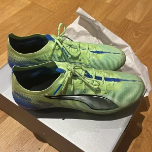 Puma ultra  - Ett par nästan helt nya puma ultra då de inte passar mig men använt de två gånger så säljer jag de nu för väldigt bra pris, ny pris är 2700 men säljer dom för endast 600 kr därför att jag köpte de med presentkort säljer jag de även för bra pris