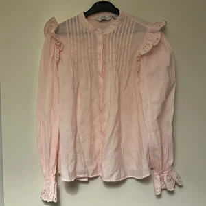 Paris atelier, & other stories - En fin rosa blus, som inte är använd mer än 2 ggr. Söt och perfekt till sommaren. Storlek 40/M ✨