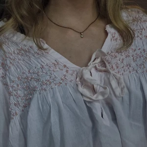 Rosa topp från Odd Molly, sommarblus - Säljer nu en fin och somrig Odd Molly topp i ljus rosa med söta paljettdetalker, rosetter på ärmarna och en smal sodenrosett som man kan knyta fram. Säljer eftersom den är för stor på mig. Står ej storlek men runt S/M 💓 Hör gärna av er, först till kvarn! 