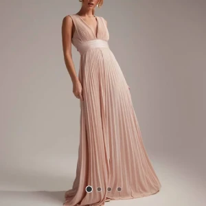 Ljusrosa balklänning med v-ringning - Säljer nu min fina balklänning som är köpt på asos för 1.100 ish och bara använt på balen, nerkortat band runt midjan då den var för lång för min smak💞Skriv vid frågor/bilder på💗