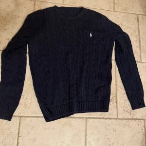 Ralph Lauren - Stickad ralph louren tröja sitter bra på mig och jag är 184, storlek m. Har klippt bort lappen för de va oskönt med den 