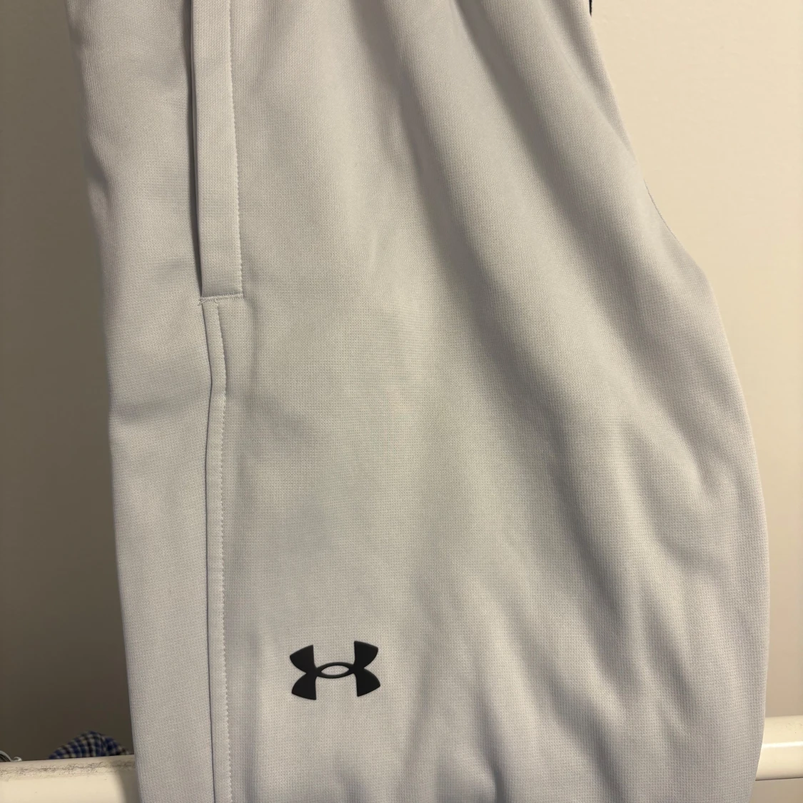 Grå Under Armour träningsbyxor  - 2