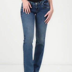 Mörkblå jeans från LTB - Snygga mörkblå jeans från LTB. De är low waist och utsvängda, inga defekter osv🥰nästintill helt oanvända. De är i stl 25/30, det är bara att skriva om funderingar eller annat❤️pris går att diskutera!. Färg: ”blue lapis wash”. Köpt på Zalando 