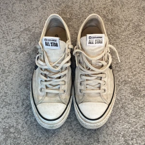 Vita Converse All Star sneakers - Snygga skor perfekt till våren, skorna är i bra skick, storlek 43