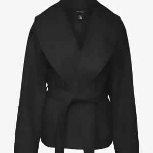 Kappa - Svart kappa med knyte från Vera Moda. Aldrig använt den för råkade köpa fel kappa men orkade inte skicka tillbaka den här.