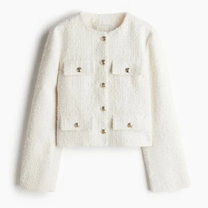 Snygg jacka med knappar  - Säljer en elegant vit ”jacka” med dekorativa knappar framtill. Använd endast 2 gånger 💗