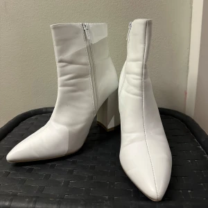 Boots - Snygga vita stövlar, använd en gång. Inga visade märken.  Bra skick. Pris kan diskuteras 