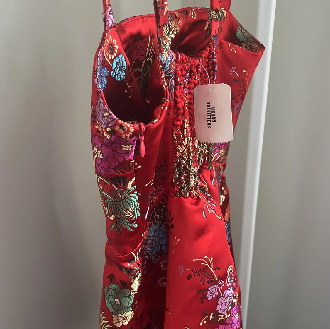 Röd blommig klänning med justerbara axelband - 4