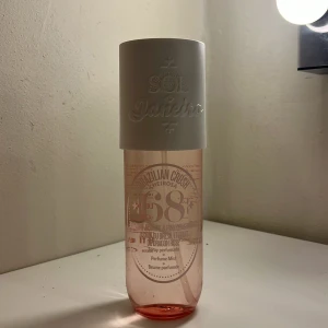 Sol de Janeiro bodymist - Säljer min sol de Janeiro nr 68 då den inte kommer till användning! Jag har använt lite men det mesta är kvar💖Flanskan innehåller 240 ml😍