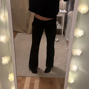 Kostymbyxor - Snygga svarta byxor med bootcut-stil och slits nedtill. Perfekta för en stilren look och passar till många olika outfits. Har sprättat upp dom långst ner så passarig som är runt 164. Pris går att diskuteras😇