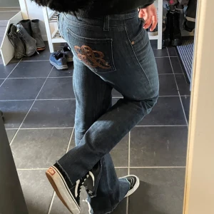 Lågmidjade jeans - Säljer nu dessa skit snygga jeans från rock&republic. Tidigare köpta här men används inte så mycket då de är för stora! Har klippt slitsen själv😌Hör av dig vid frågor💗