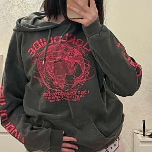 Grå oversized hoodie - Grå oversized hoodie från prettylittlething, med rosa tryck, stor ficka och justerbar huva. Endast testad (utan prislapp), strl S