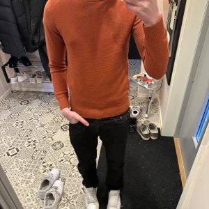 Orange stickad tröja från East West - Säljer en snygg orange stickad tröja från East West. Tröjan har en klassisk rund hals och långa ärmar, perfekt för kyligare dagar. Tröjan är helt ny och aldrig andvänd, säljes då en är lite tight för mig. Hör av dig vid funderingar eller frågor!