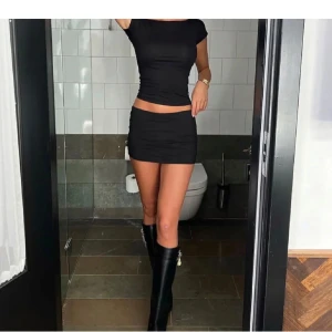 Alobha kjol - Säljer helt ny alohba kjol som är helt slutsåld på hemsidan och i stl S. Helt oanvänd (kan skicka på paket och prislapp). Säljer för 500 kr💞