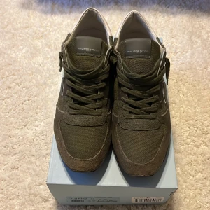 Philippe Model skor - Säljer dessa riktigt feta och bekväma Philippe model trainers! Skorna är i storlek 44👟Dem är lite använda men ändå i väldigt fint skick👌Hör av er vid minsta fråga eller fundering💯Nypris är 3000+✅