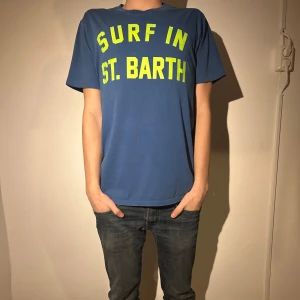 St Barth t shirt - Tja! Säljer nu denna sjukt eftertraktade Mc2 St Barth t shirt. Varan har inga defekter. Modellen är 183 cm. Ställ gärna frågor om ni har några🤩