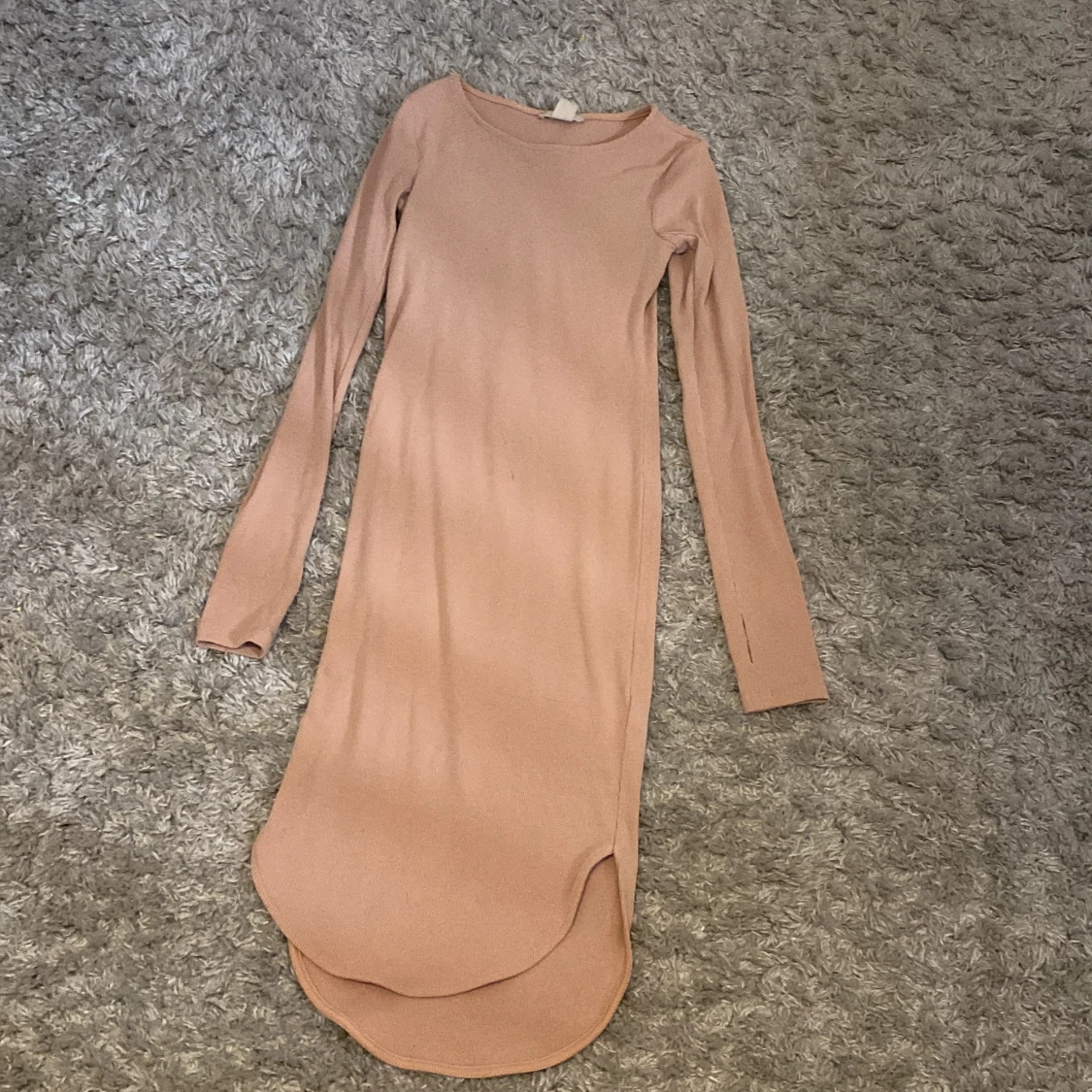 Beige ribbad klänning från H&M