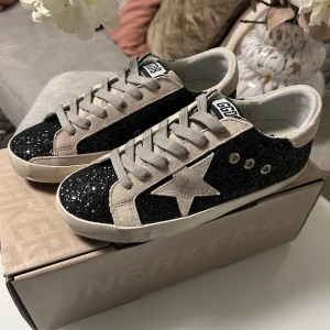 Golden goose  - Säljer ett par riktigt snygga golden goose med en vit sjärna på sidan. Väldigt fräscha och bra skick|9/10|. Nypris 6300| mitt pris 2700|. St:38|. Passar till dom flesta outfits en. DMa för min info🤙