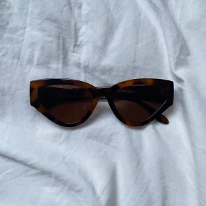 Solglasögon - Solglasögon med cateye!