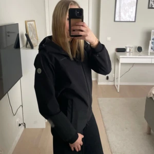 Sail Racing jacka - Sotfshell jacka från Sail Racing. Har tyvärr blivit för liten. Passar perfekt som vår- och höstjacka. Det är strl 176 i barnstorlek, sitter som XS. Inga defekter. 