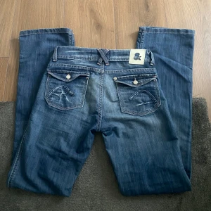Lågmidjade jeans  -  Jätte snygga Lågmidjade bootcut/straight jeans köpta secondhand för 250kr stl 158 så passar en xs/xxs. Jätte bra skick syns inte ens att dom är använda om man frågar mig. Dom är för små för mig så kan inte skicka bild på hur dom sitter på. Midjemått 37cm rakt över, innerbenslängd 74cm. Skriv för mer info 