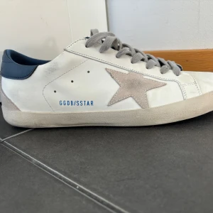 Skor - Snygga skor med slitnings detaljer och en dekal på sidan av dom. Skorna är inte från golden goose