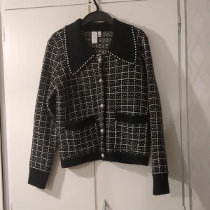 Svart och vit rutig kofta - Tung material, passar som S/M
