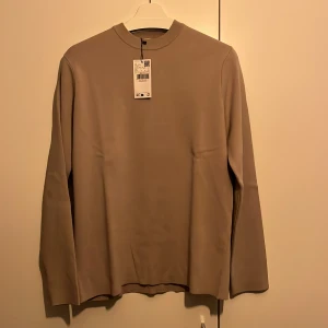 Beige tröja från Mango - Säljer en slutsåld beige tröja från mango. Tröjan är i nyskick med prislappen kvar. Säljer pågrund av att den inte passar mig.