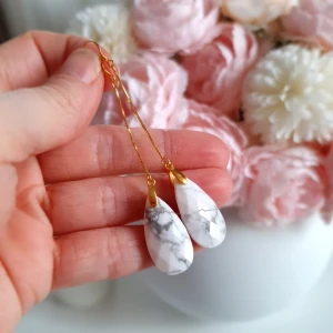 Howlit Örhängen 18k guld över Sterling Silver. - Perfekt som present eller gåva till dig själv!  - Facetterade Droppar 25mm höga - 18k guld över 925 Sterling Silver (Allergivänlig). - Howlit är känd för att den lugnar, lindrar & transformerar bort negativa vibes. - ca 7cm långa. - Lätt vikt.  En magisk känsla att bära, så unik & helt perfekt till festen!  Lycka till! Jenny Jahn - Healing & Kristallmycken 