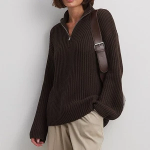 Beige zip tröja - säljer en stickad zip tröja lik den på bilden fast i beige (se sista bilden. strl XXS men passar mig som vanligtvis har S/XS då den är oversize❣️