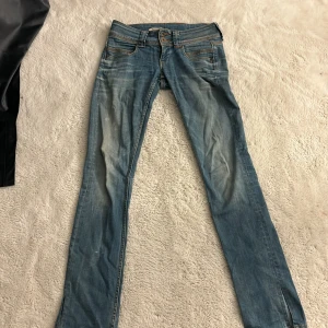 Blå jeansbyxor - Säljer mina lågmidjade straight pepe jeans då dom inte kommer till användning längre. Värt att veta att dom har en mindre slits nedtill så de kan upplevas lite mer som utsvängda jeans. Köpta för ungefär 1000kr och är Strl W26/L34