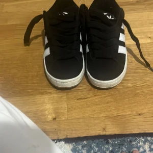 Svarta Adidas Campus sneakers - Säljer mina adidas campus, har använt dom tre gånger och säljer dom för att jag vill köpa nya skor. Dom har inga skador och är nästan helt nya. Pris går att diskutera vid snabbaffär