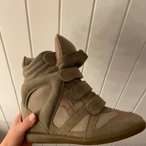 ISABEL MARANT BEKETT, TAUPE - Isabel Marant bekett i färgen taupe. Superbra skick, endast använda 1 gång.