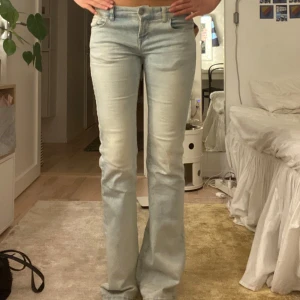 Ljusblå bootcut jeans - Ljusblå lågmidjade bootcut Ltb jeans. Supersnygga!💞 midjemått 39 o innerbenslängd 81 (jag är 175)💓 sitter som storlek s skulle jag säga,Tryck gärna p köp nu (ÄR ÖPPEN FÖR BYTEN, FRÄMST JEANS)