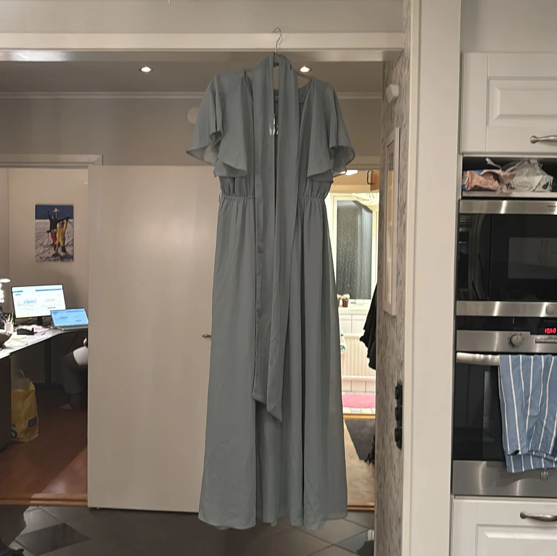 Ljusblå långklänning med volangärmar